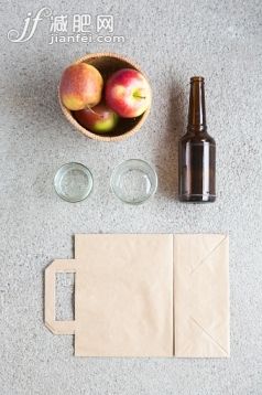 瓶子,循環利用,室內,購物袋,少量物體_565783115_Overhead still life of apples, recyclable bag and bottle_創意圖片_Getty Images China