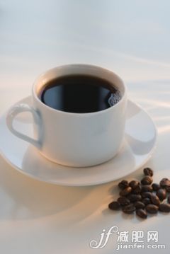 飲食,室內,茶碟,咖啡,咖啡豆_sb10064998ck-001_Cup of black coffee with coffee beans, close-up_創意圖片_Getty Images China