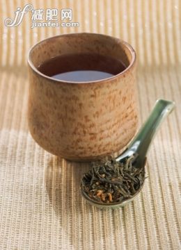 主題,飲食,東亞文化,中國文化,概念_sb10066073eh-001_Oolong tea with teaspoon containing dried leaves, close-up_創意圖片_Getty Images China