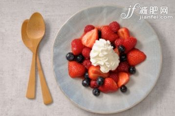 室內,盤子,奶油,草莓,白晝_169399992_strawberry, raspberry, blueberry and chantilly_創意圖片_Getty Images China