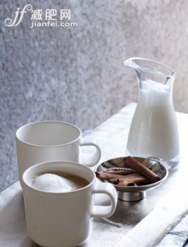 飲料,食品,奶製品,室內,杯_166626120_Cup of Cafe de Olla with pitcher of steamed milk_創意圖片_Getty Images China