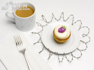 食品,攝影,不健康食物,紙托蛋糕,甜食_506219287_Cupcake with Barbwire Place Setting_創意圖片_Getty Images China