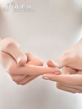 人,影棚拍攝,室內,20到24歲,手_109269219_Woman pinching finger, close-up_創意圖片_Getty Images China