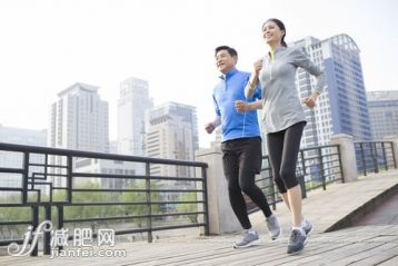 鍛鍊,運動,跑,快樂,健康生活方式_87a8684eb_中年夫婦在公園跑步健身_創意圖片_Getty Images China
