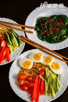 城堡,菠菜,燈籠椒,黃瓜,櫻桃番茄_567974743_Spinach and ramen_創意圖片_Getty Images China