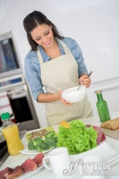 廚房,人,飲食,休閒裝,食品_484158404_Happy woman cooking at home_創意圖片_Getty Images China