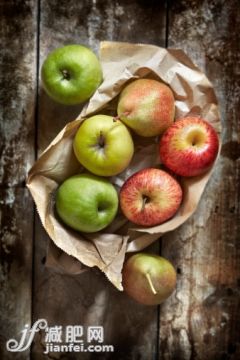 桌子,室內,木制,蘋果,梨_502469539_Apples and pears on brown paper and wood_創意圖片_Getty Images China