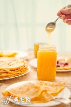 飲食,食品,桌子,餐具,甜食_480585645_pancakes with honey_創意圖片_Getty Images China