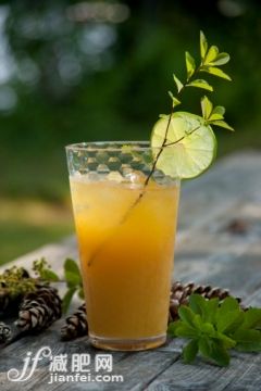 戶外,田園風光,果汁,酸橙,草本_155009558_Mai Tai cocktail in a rustic setting_創意圖片_Getty Images China