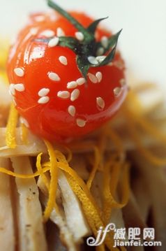 飲食,食品,白晝,圖像,室內_fe8def7fb_Italy, Umbria, Tomato with sesamo seeds_創意圖片_Getty Images China