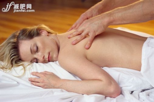 人,生活方式,頭髮,手,手指_78369615_Woman getting relaxing massage_創意圖片_Getty Images China